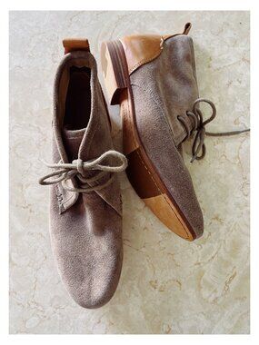 NWOB Sebago Hutton Sz 8 Chukka Boot Taupe Suede Tan Leather Almond Toe Boot